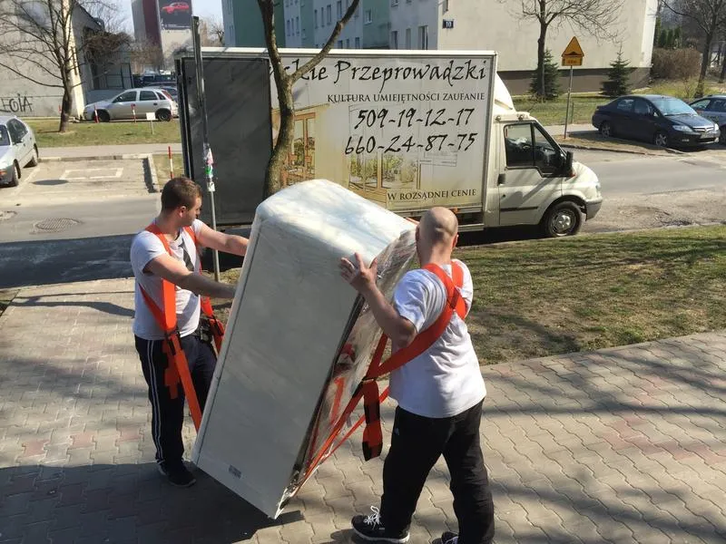 Bezpieczny transport lodówki w poziomie – jak to zrobić krok po kroku?