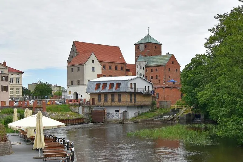 Jak dotrzeć do Darłowa? Przewodnik po najlepszych trasach i opcjach dojazdu